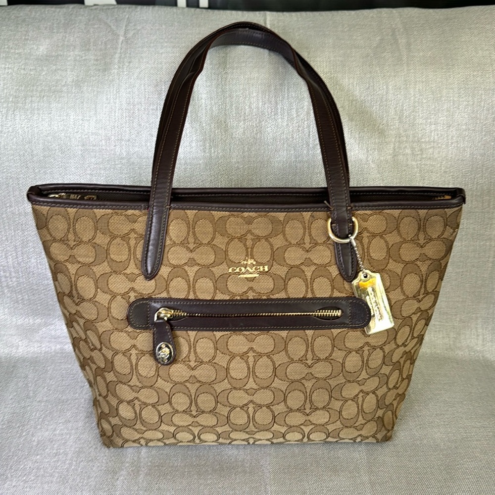 COACH SIGNATURE TAYLOR TOTE KHAKI/ BROWN HANDBAG. DAMADGED AT BOTTOM CORNERS.
